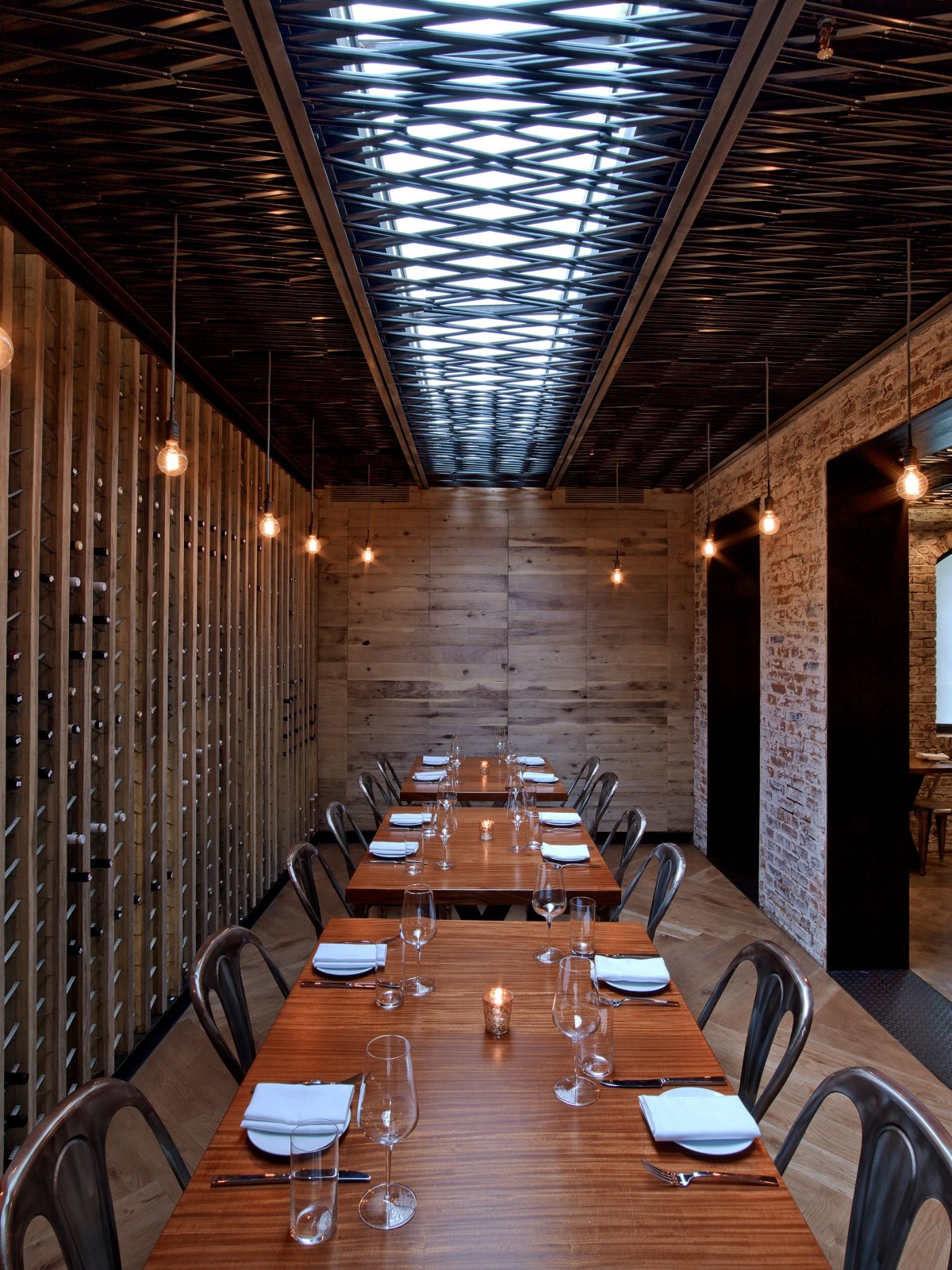 Интерьер ресторана с деревянным потолком