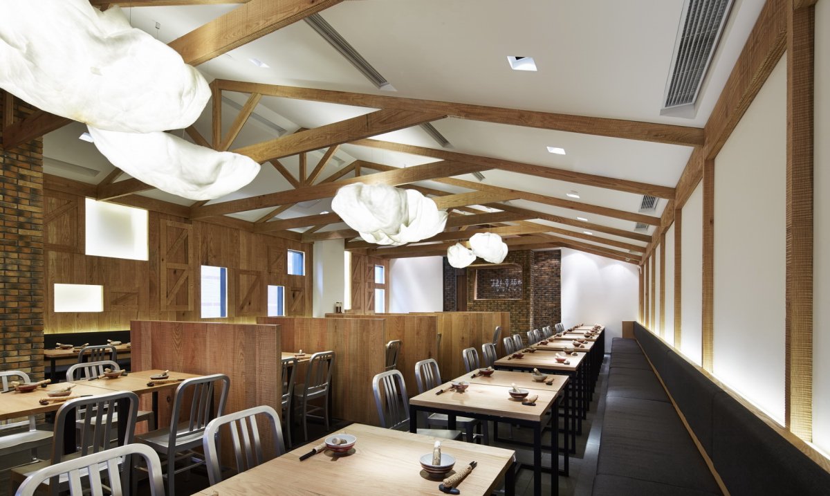 Интерьер ресторана с низким потолком