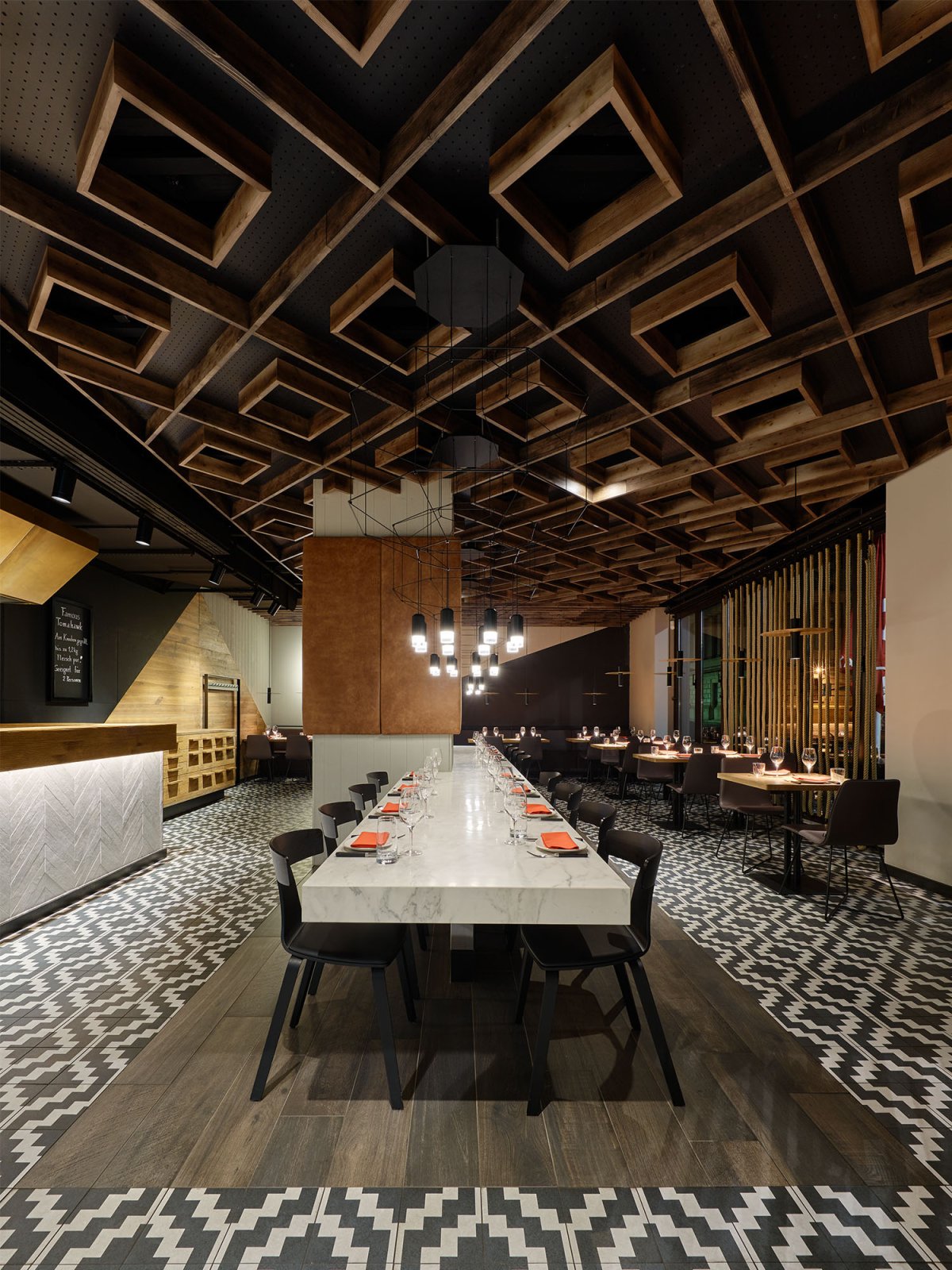 Интерьер кафе в темных тонах