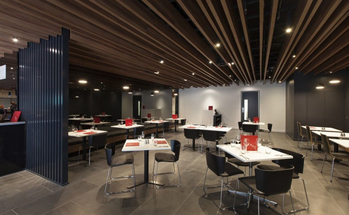 Декор потолка в ресторане