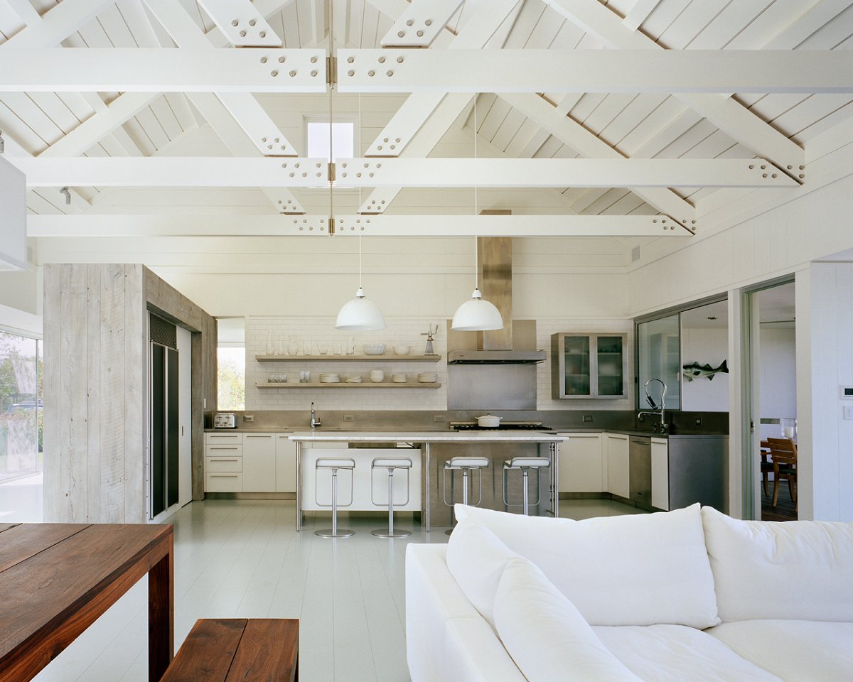 Белые потолочные балки