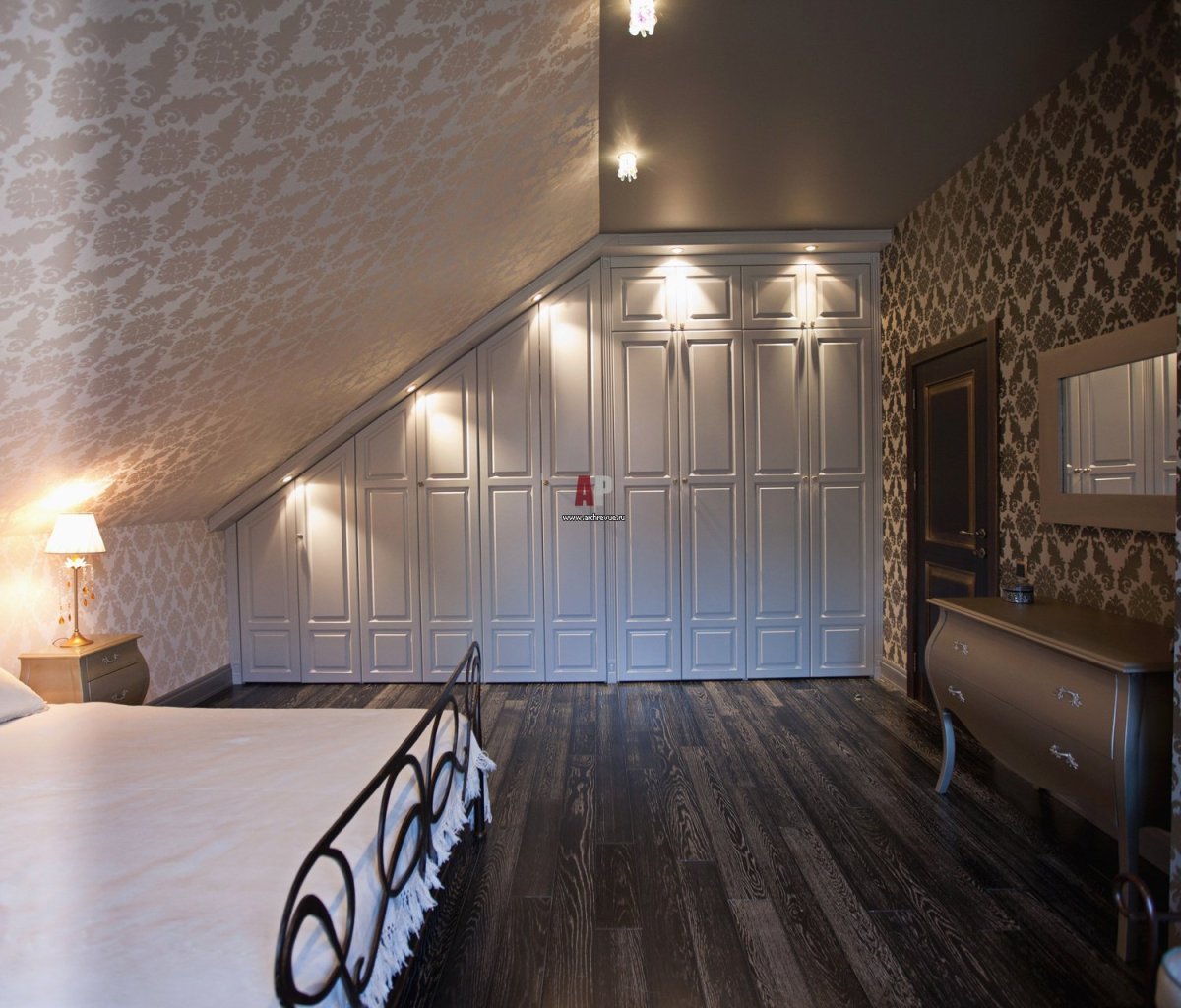 Спальня на мансарде в современном стиле