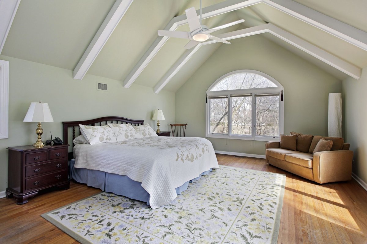 Современная спальня на мансарде