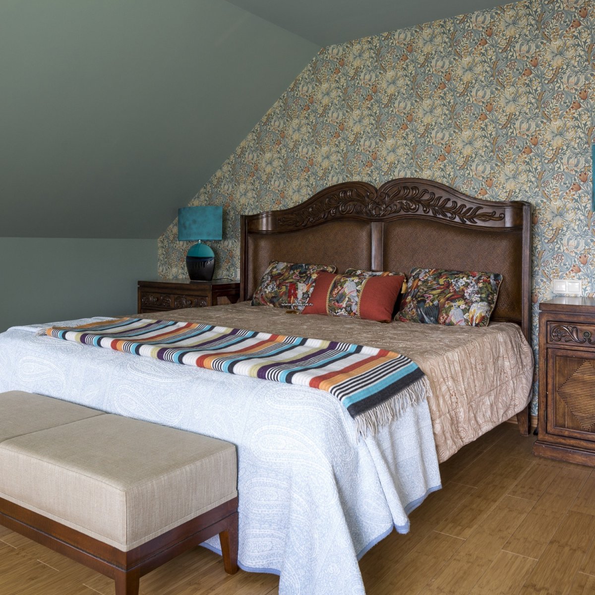 Обои в спальне в мансарде с компаньоном