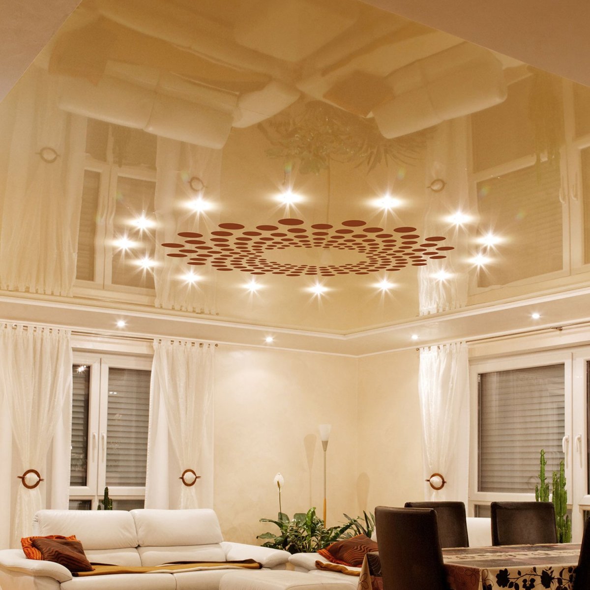 Многоуровневый потолок в гостиной