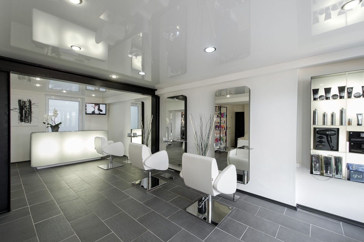 Интерьер парикмахерской в фиолетовых тонах