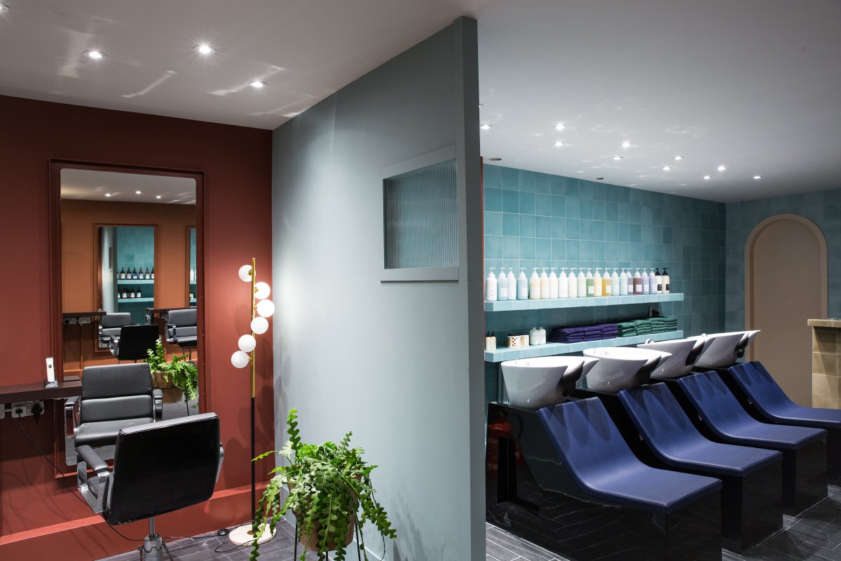 Потолки в студии красоты