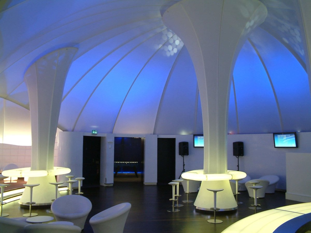 Натяжные потолки в холле