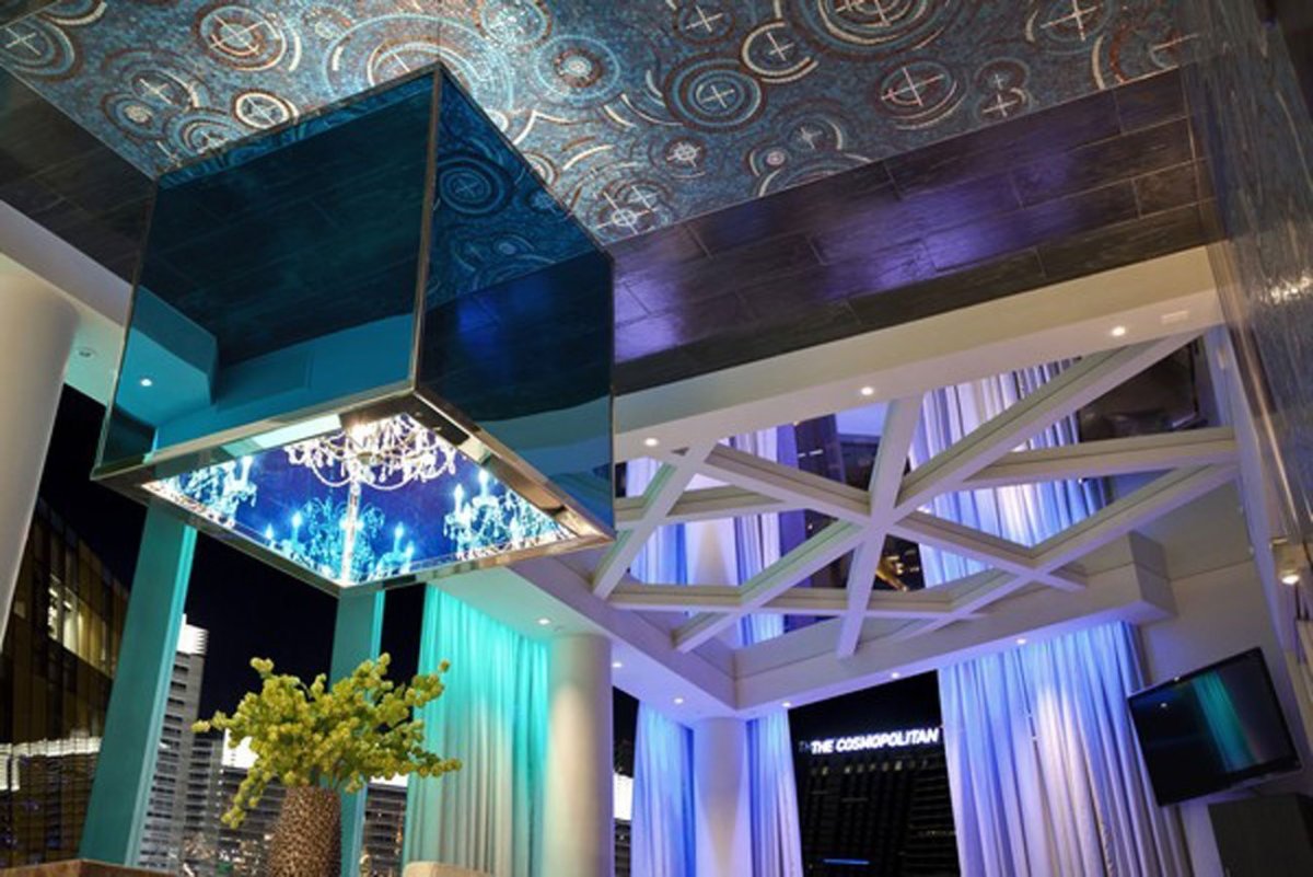 Потолок из гипсокартона с стеклом