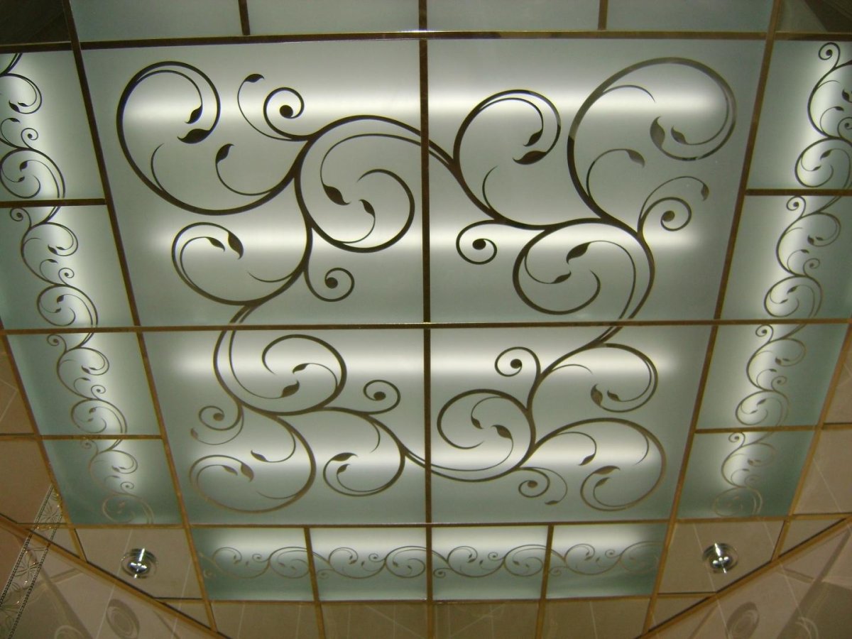 Потолок из стекла с подсветкой