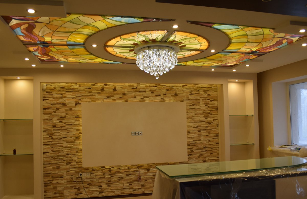 Потолки из гипсокартона с оргстеклом