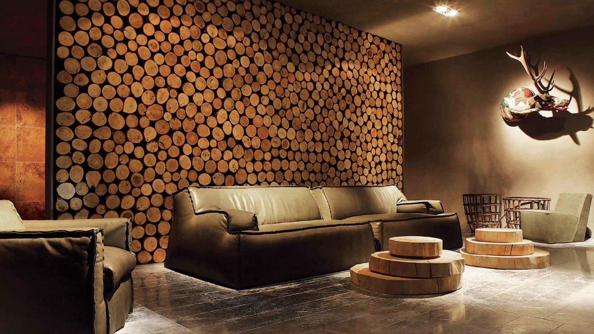 Спилы дерева на стене