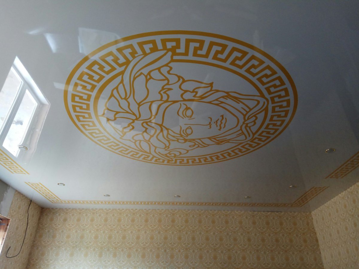 Натяжные потолки версачи