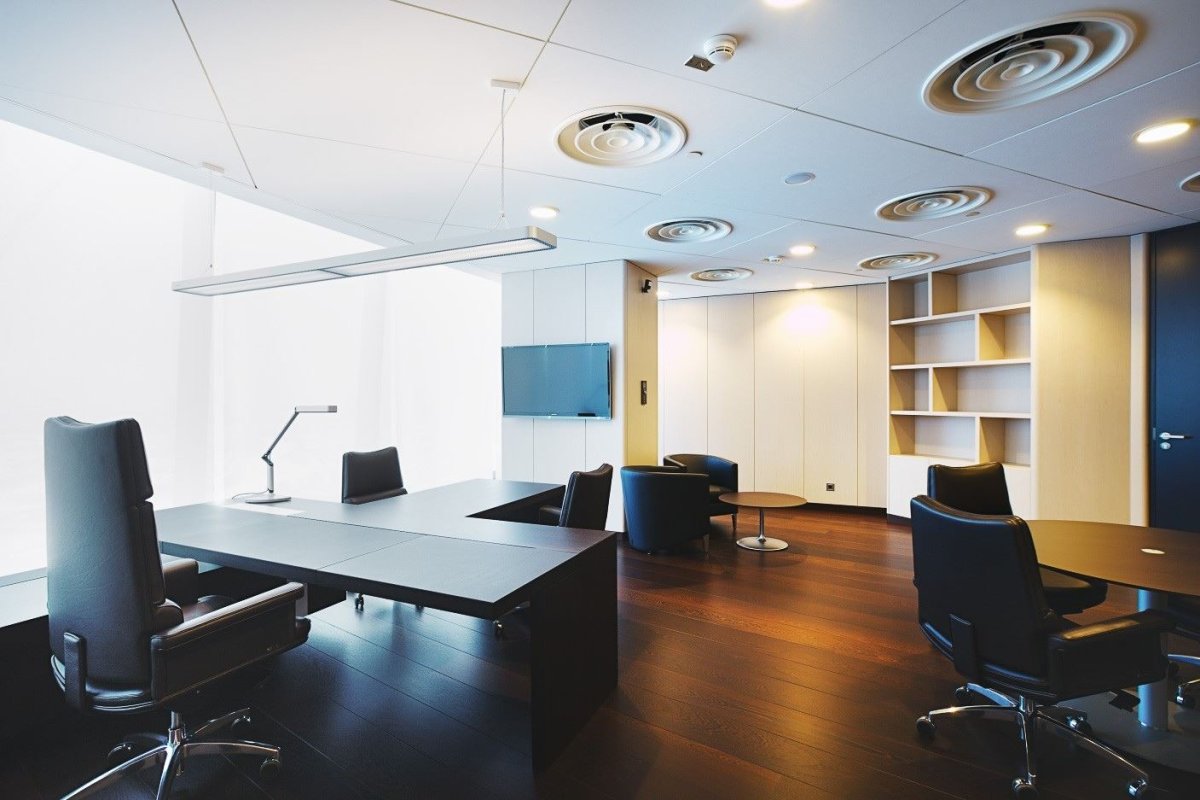 Натяжной потолок в офисе