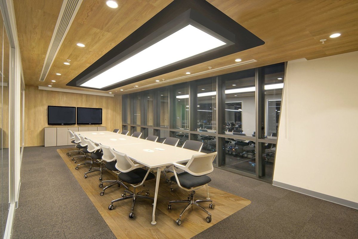 Натяжной потолок в офисе