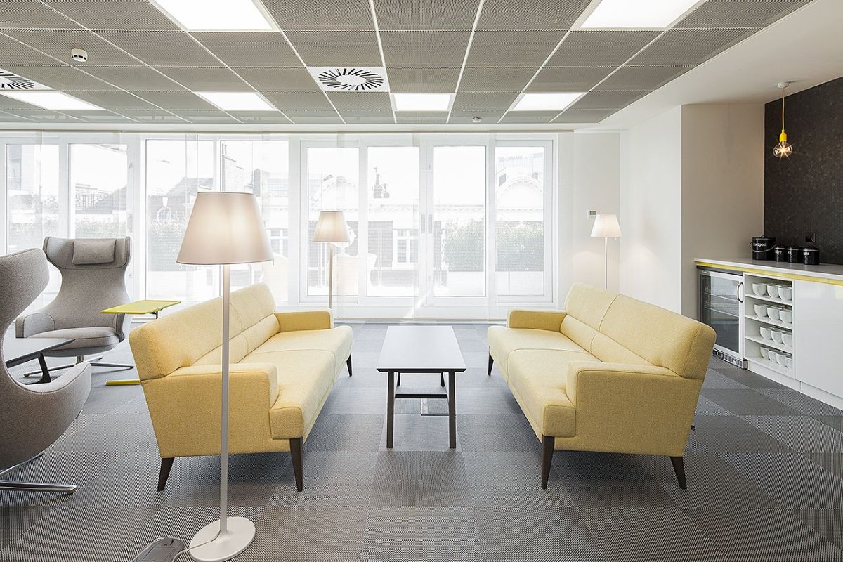 Точечное освещение в офисе