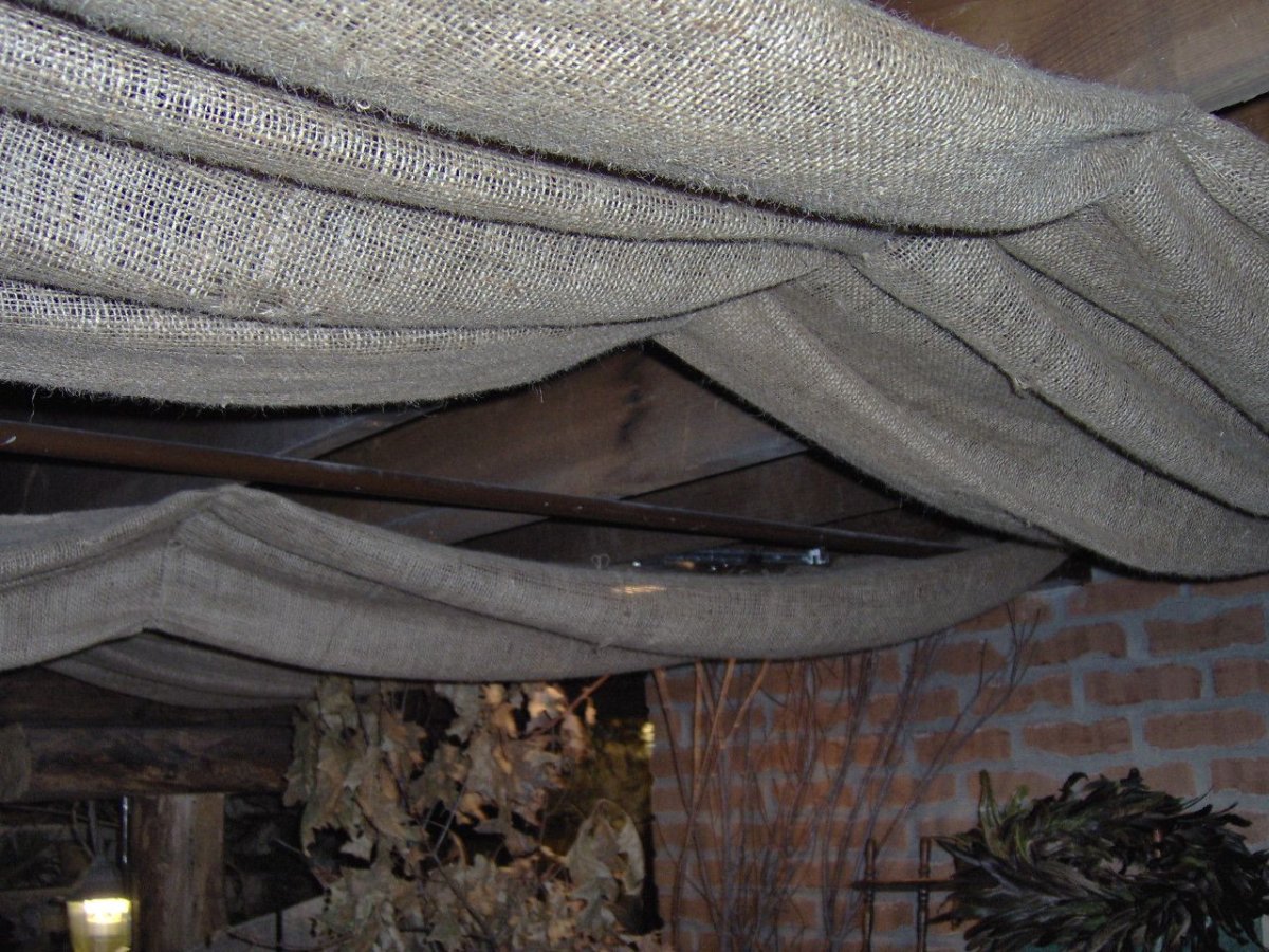 Деревянная беседка со шторами