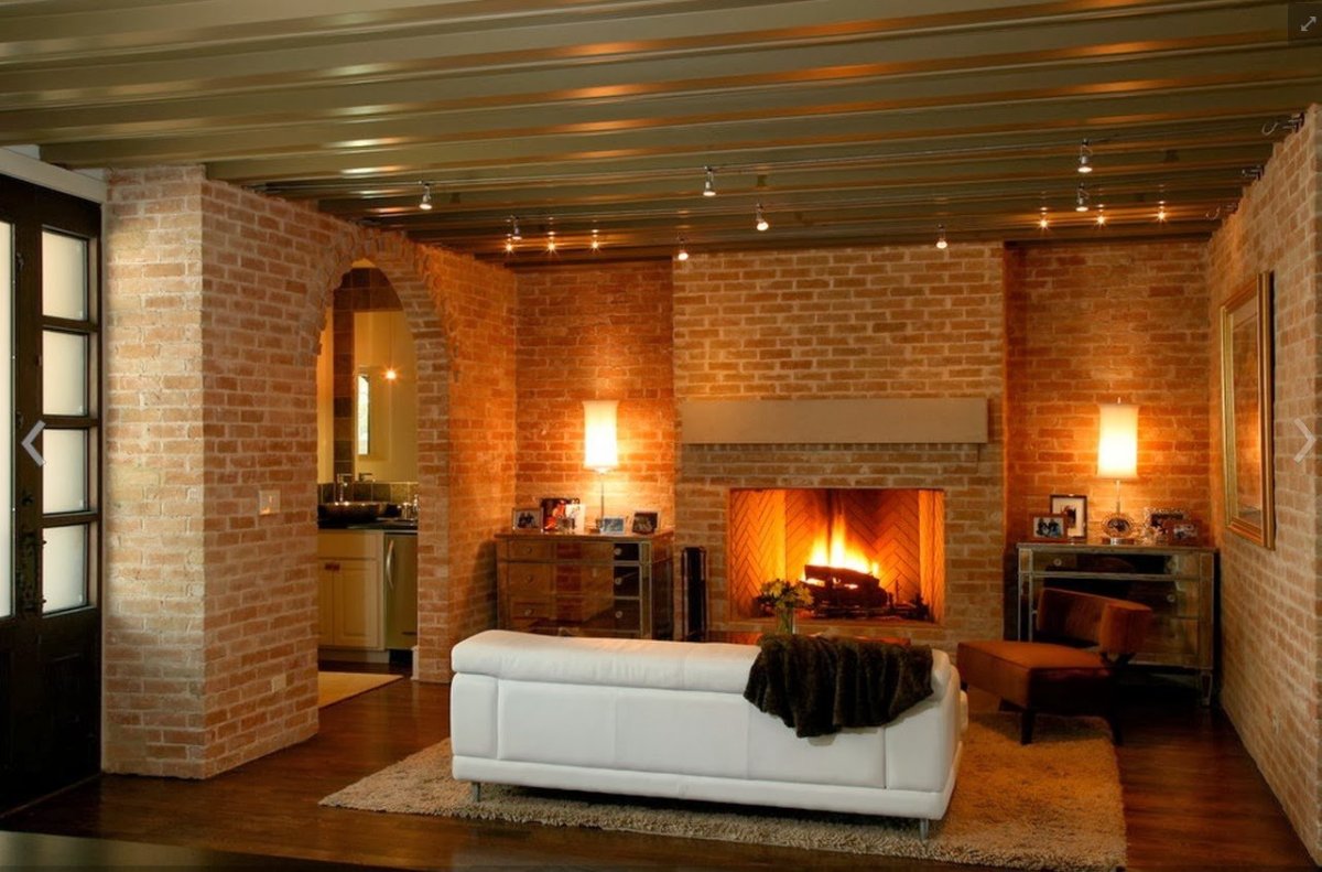 Камин в гостиной из кирпича
