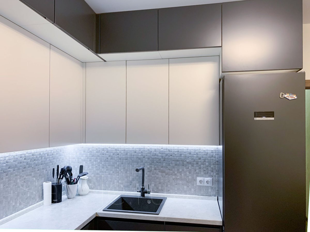 Кухня светлая современная