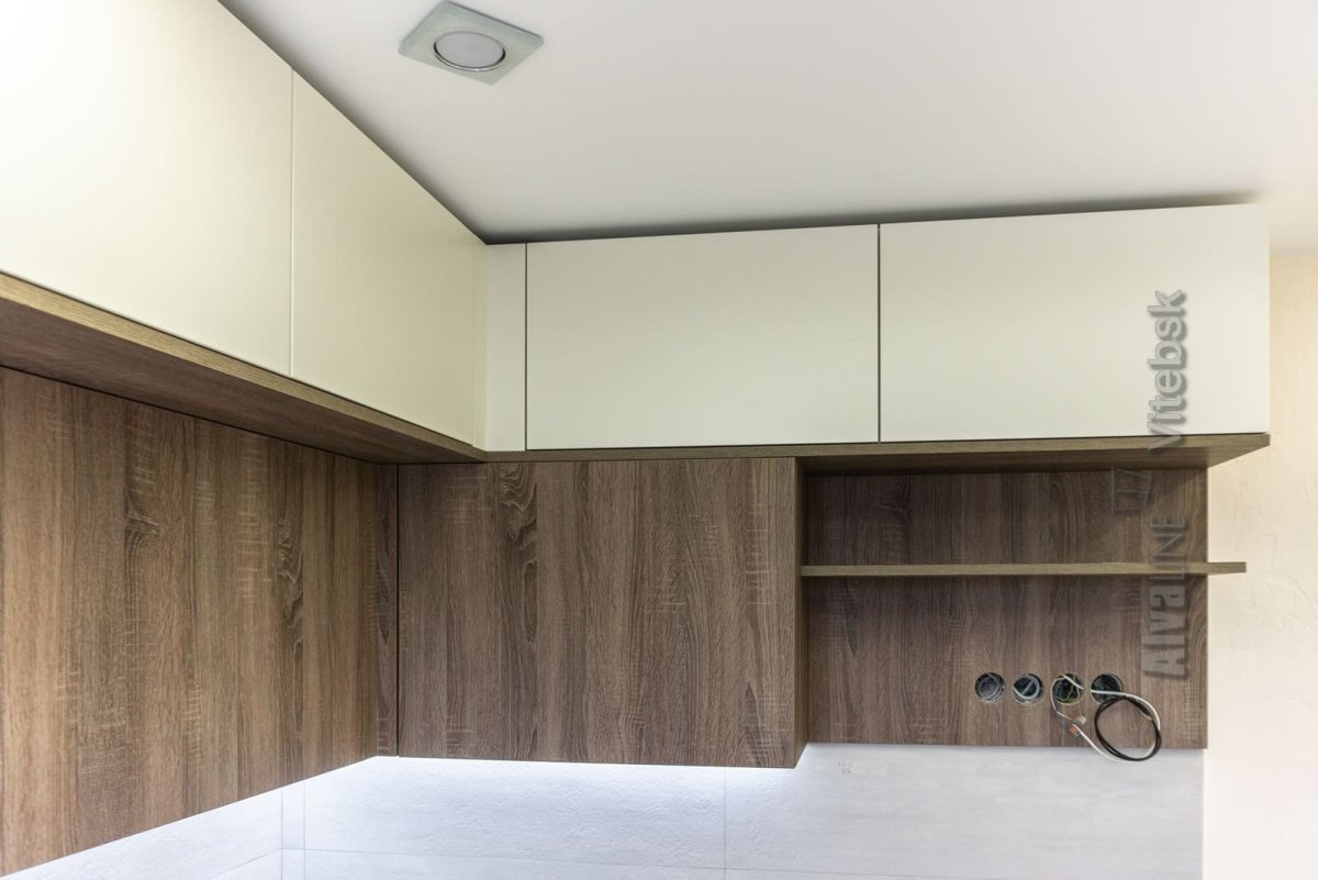 Кухня с антресолями до потолка