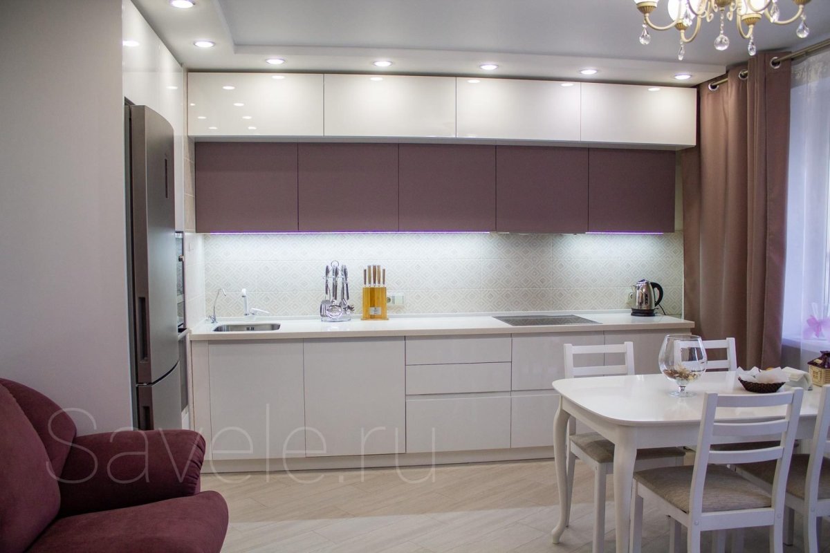 Кухня с высокими верхними шкафами