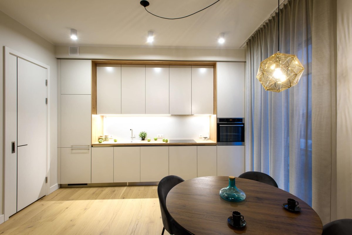 Кухня с антресолями до потолка