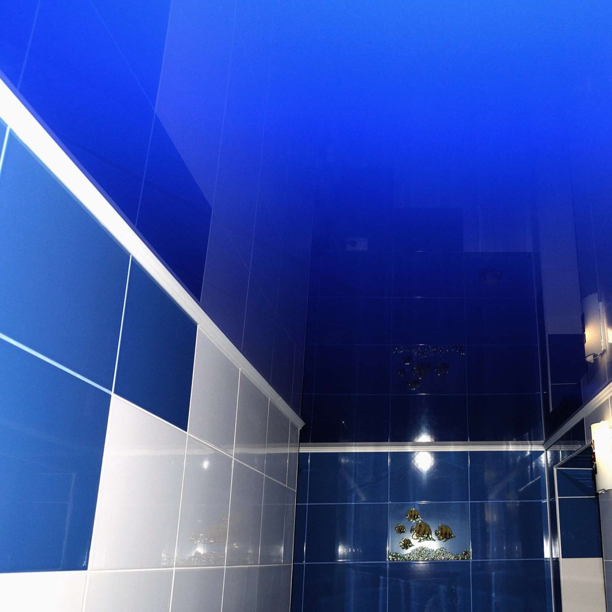 Голубой натяжной потолок