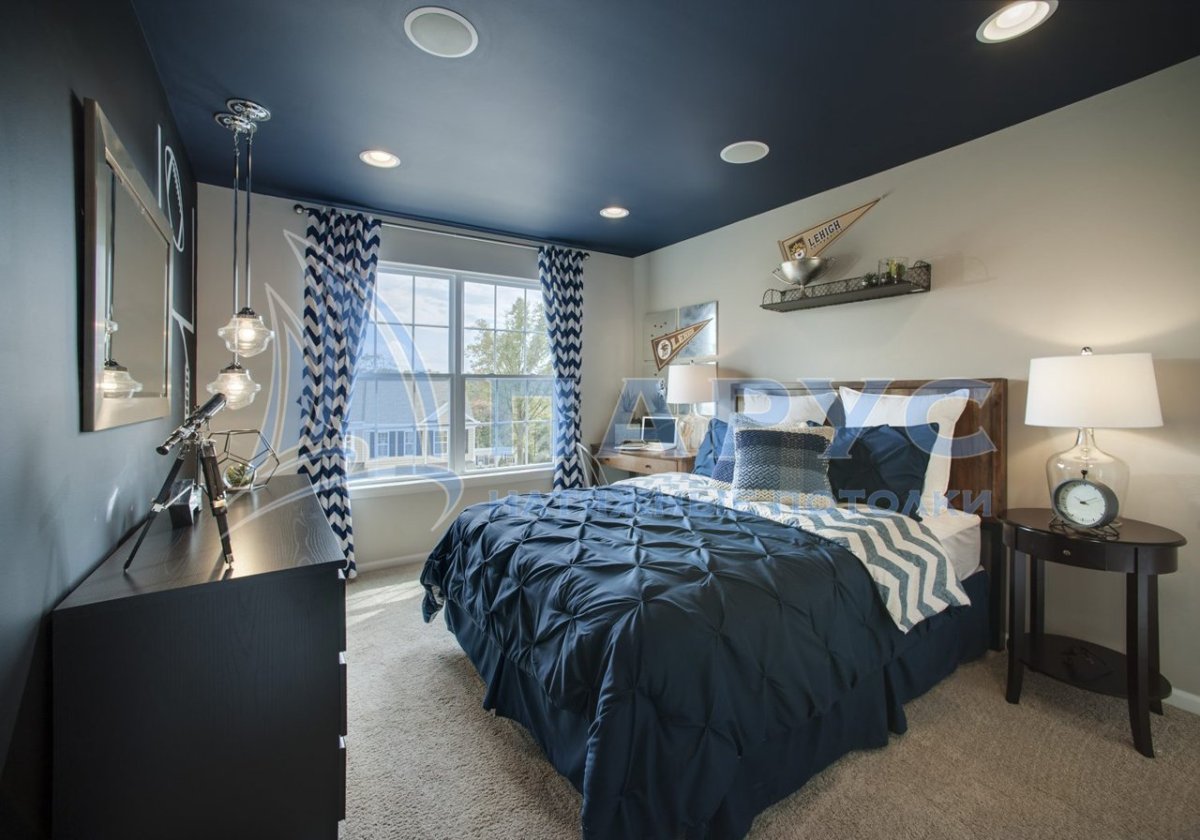 Синий натяжной потолок