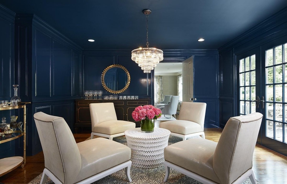 Обои к голубому потолку в спальне фото