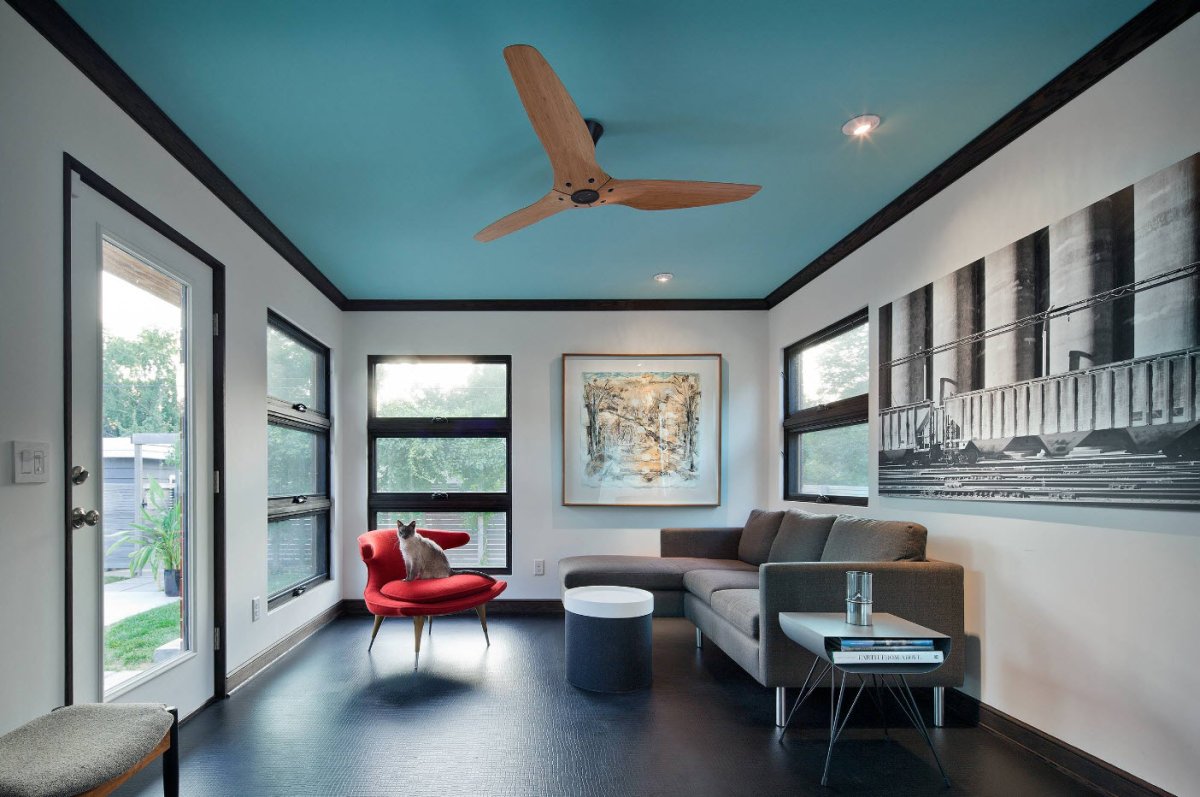 Голубой потолок в интерьере