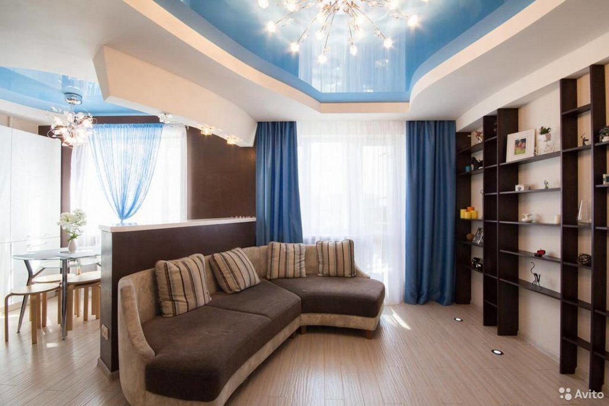 Голубой натяжной потолок в спальне