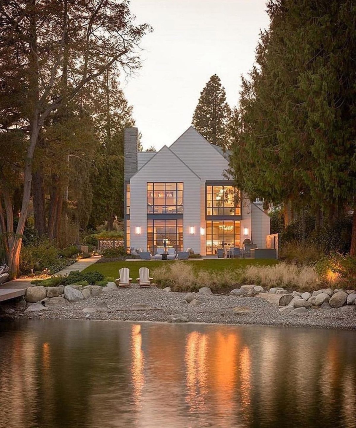 Дом на берегу лесного озера