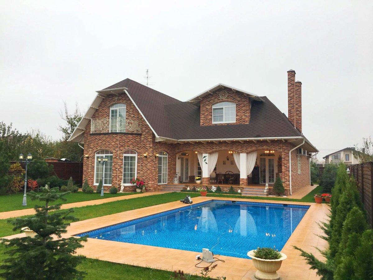 Частный дом с бассейном