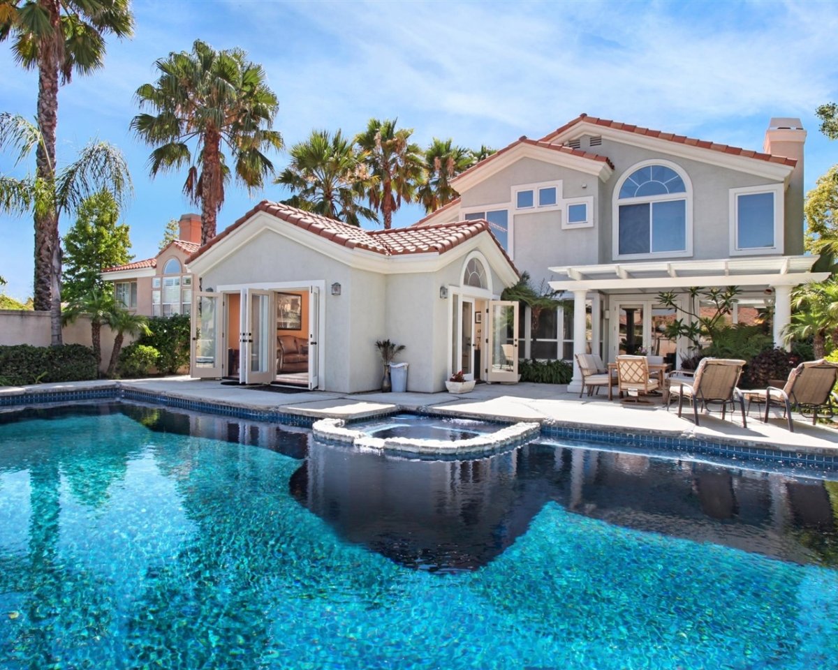 Вилла с садом и бассейном