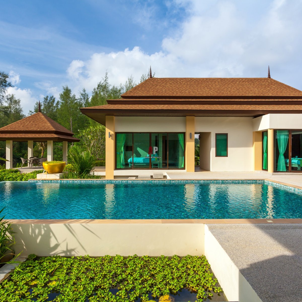 Одноэтажная вилла с бассейном