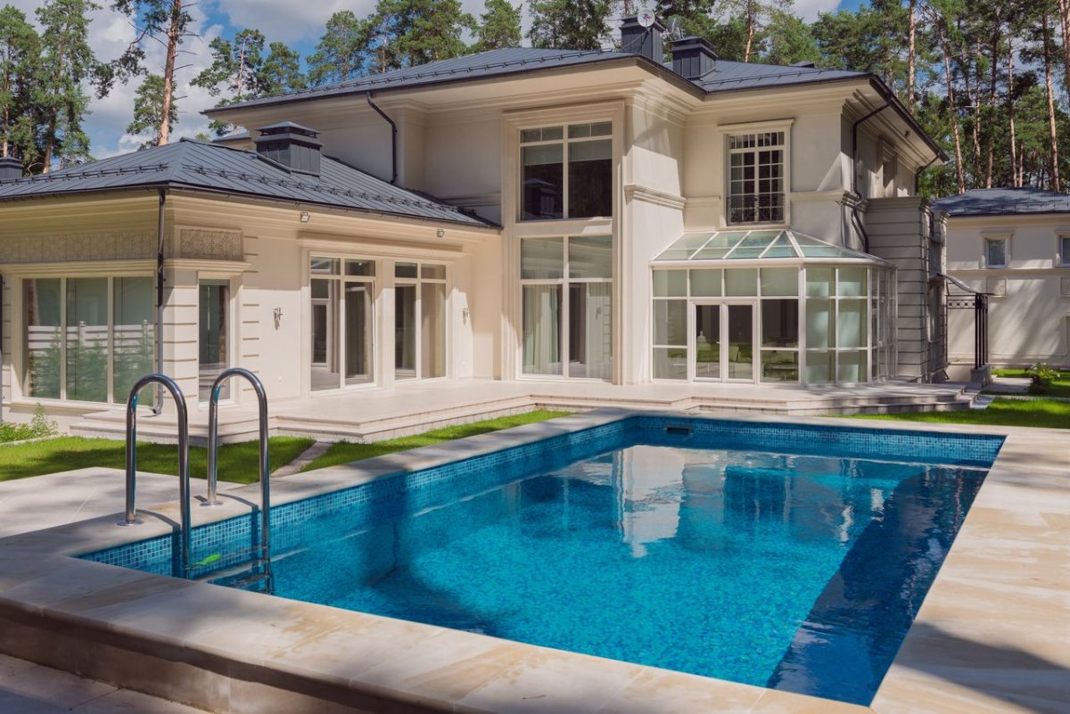 Частный дом с бассейном