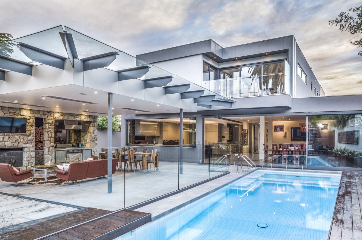 Дом с бассейном