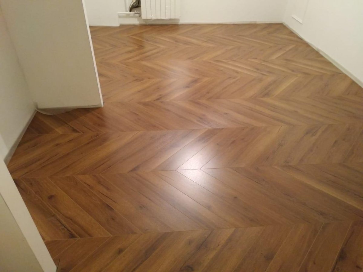 Стык паркета елочкой и плитки