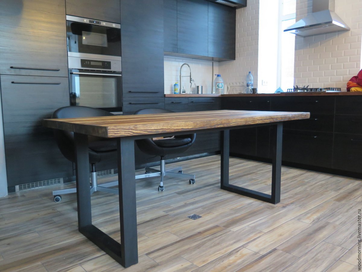Стол из слэба дерева в стиле лофт