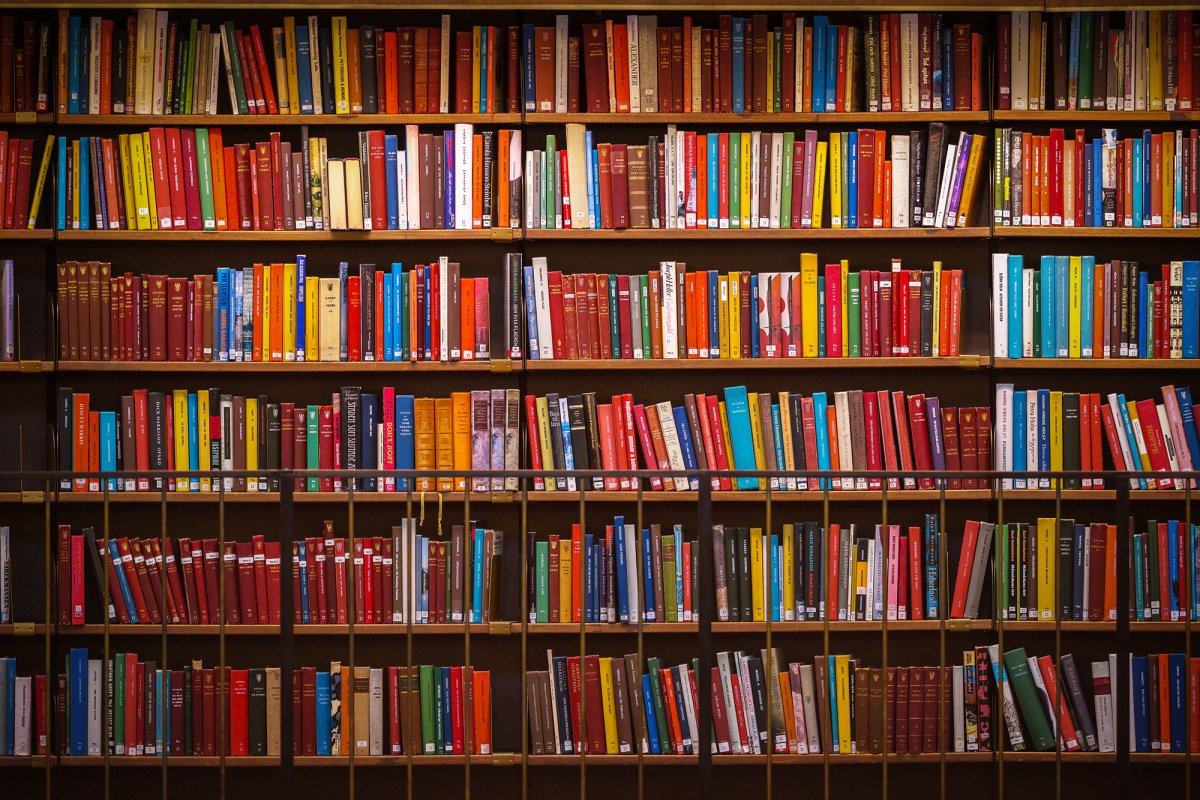 Книжный шкаф в библиотеке фон