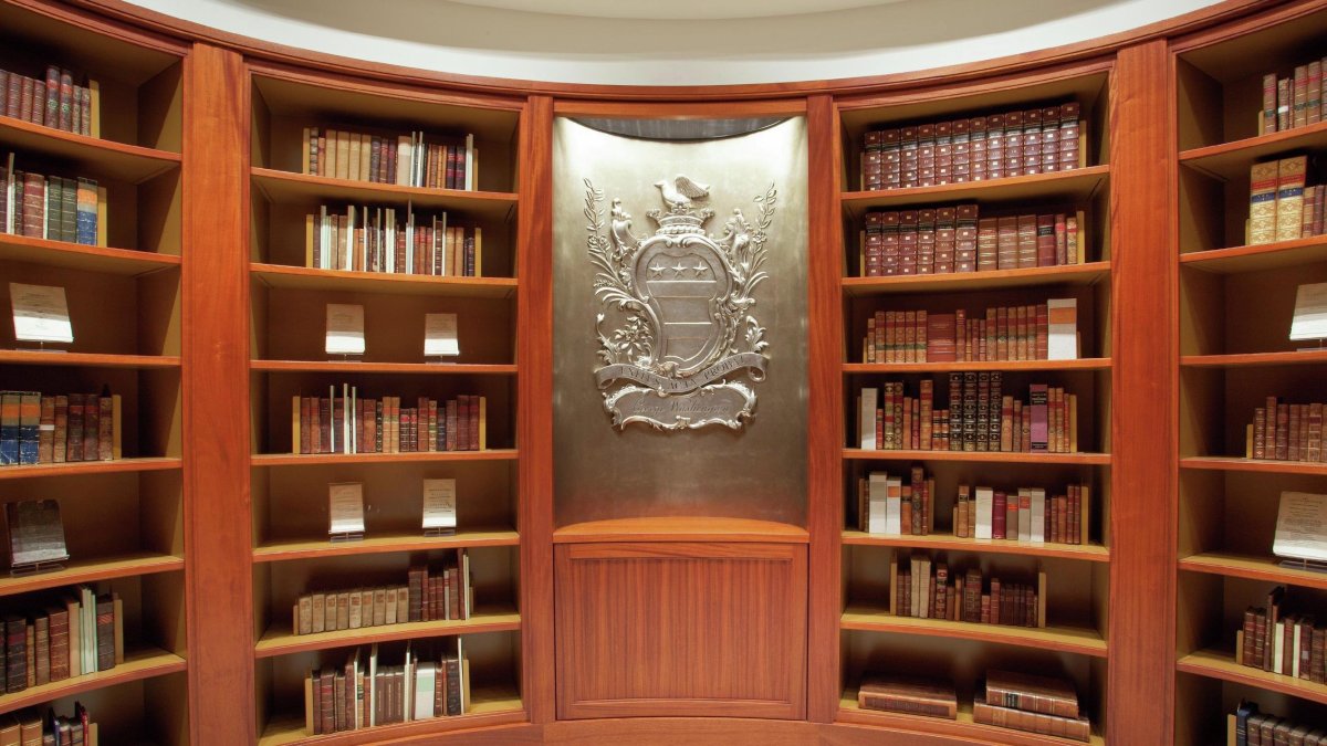 Стеллажи с книгами в библиотеке