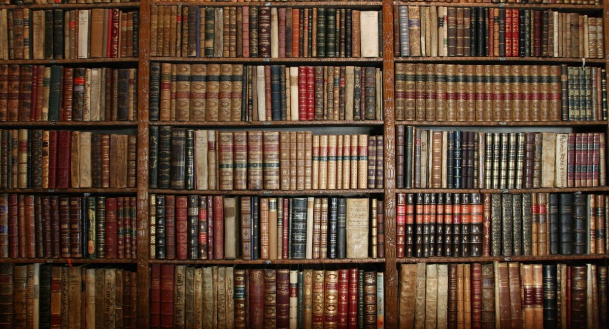 Стеллаж старых книг