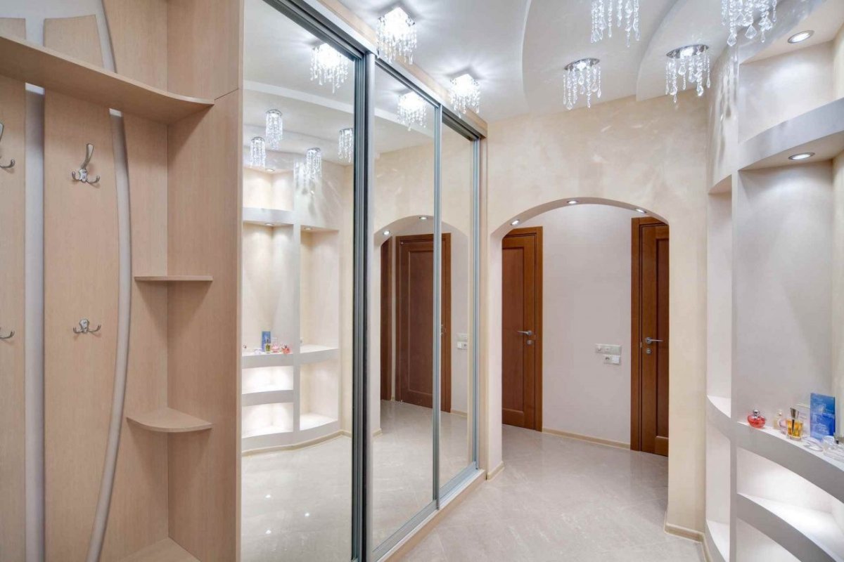 Прихожая в классическом стиле в светлых тонах