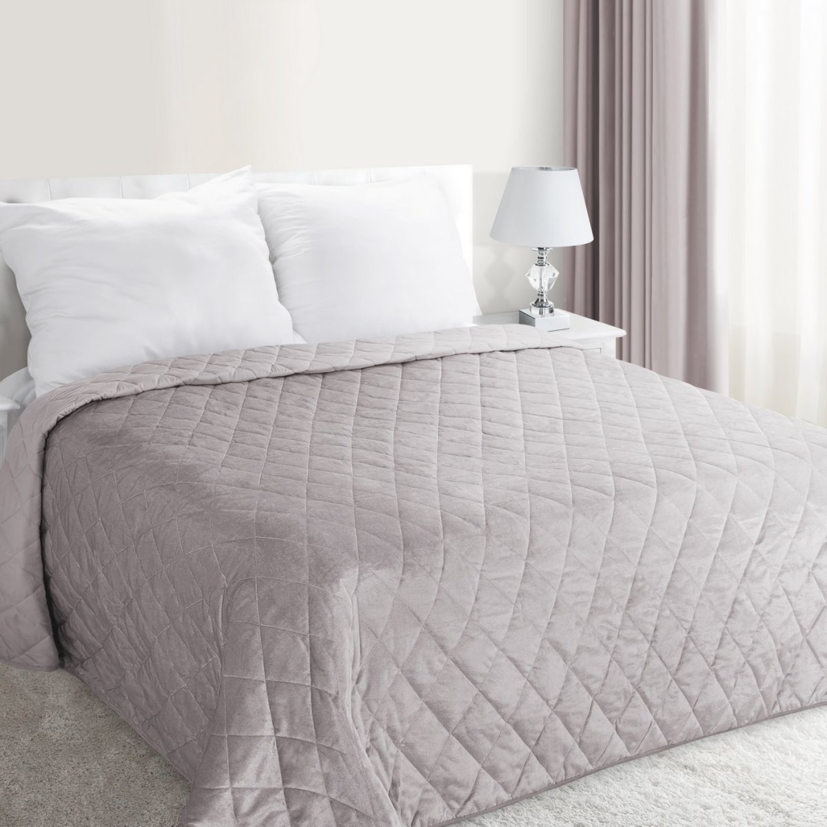 Пыльно розовая кровать в интерьере