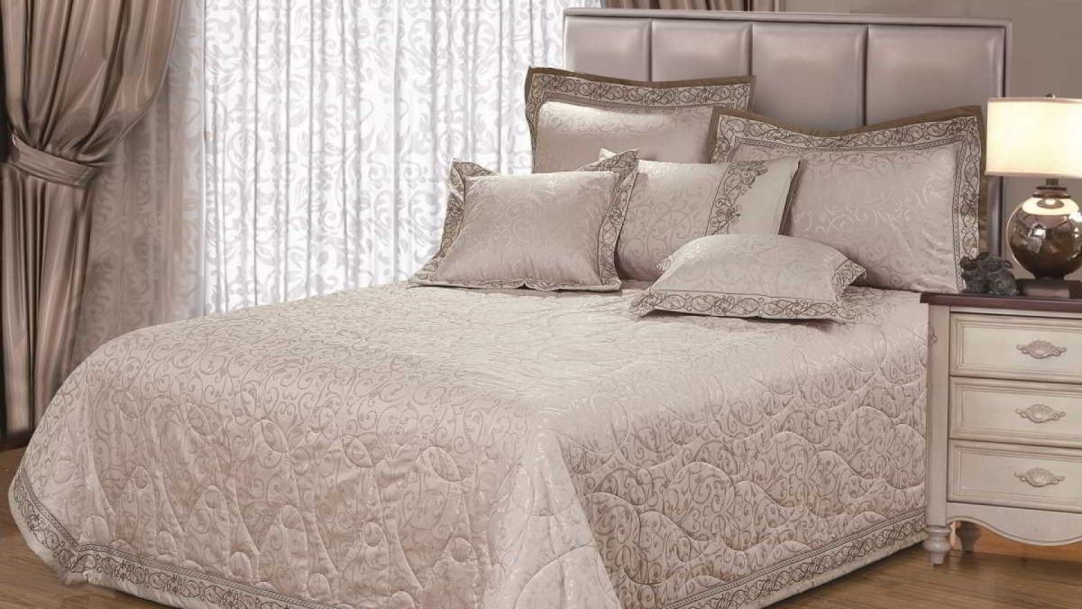 Плед Версаче с атласной вставкой