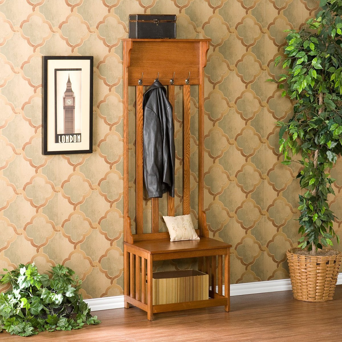 Полка в скандинавском стиле в прихожей