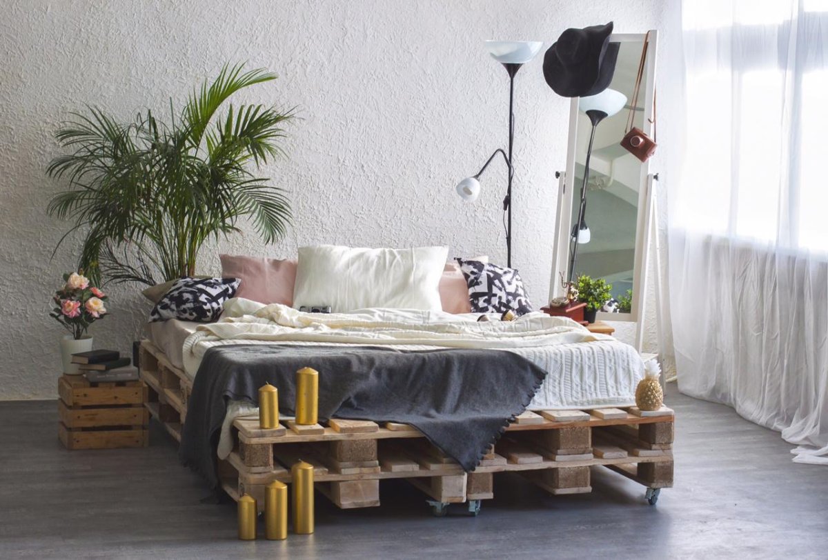 Кровать из европаллетов в лофт стиле