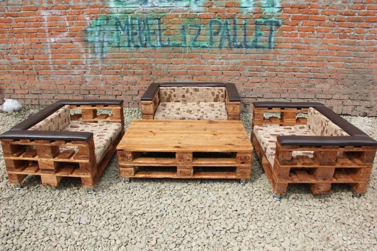 Кровать из европаллетов в лофт стиле