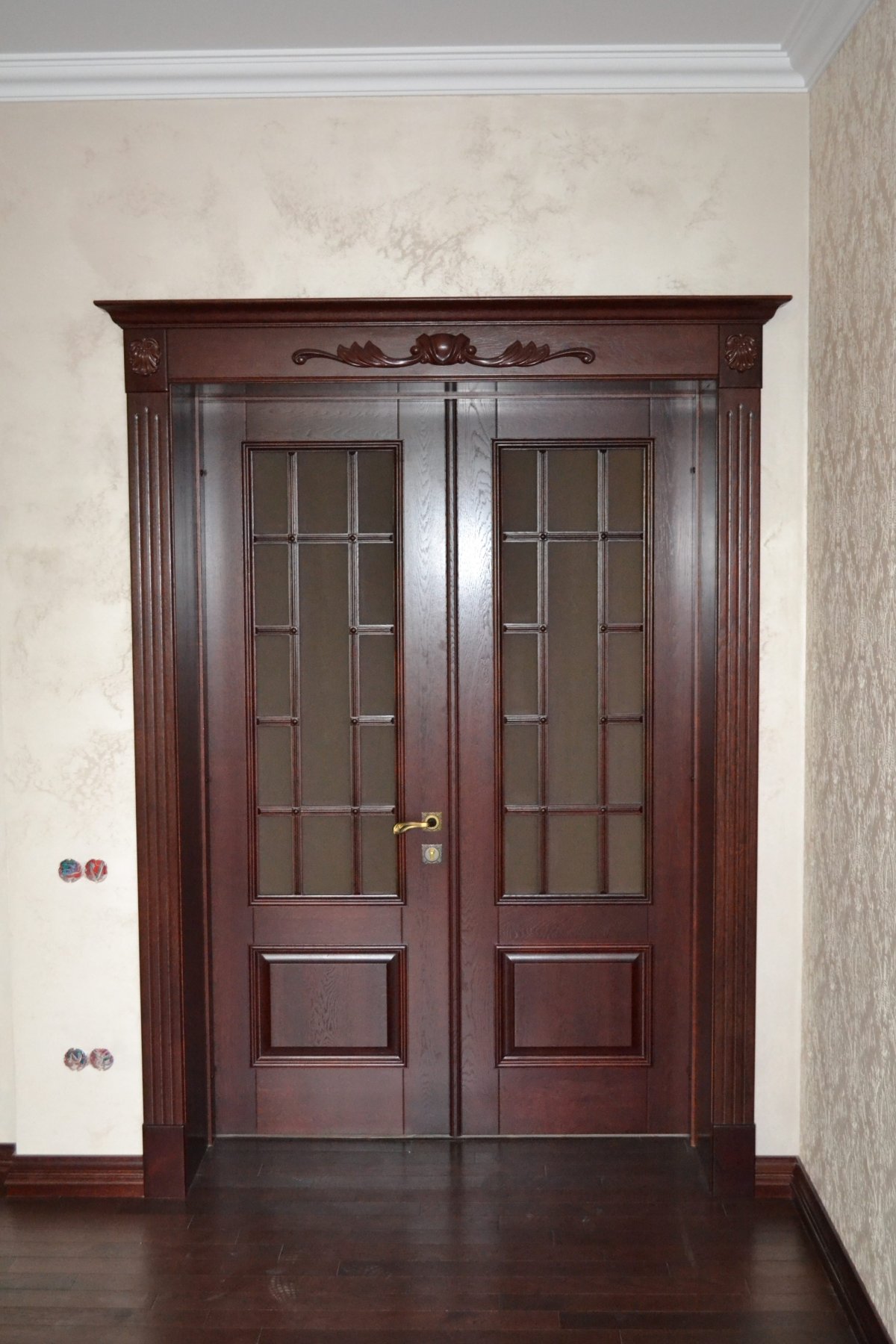 Распашные двери в зал