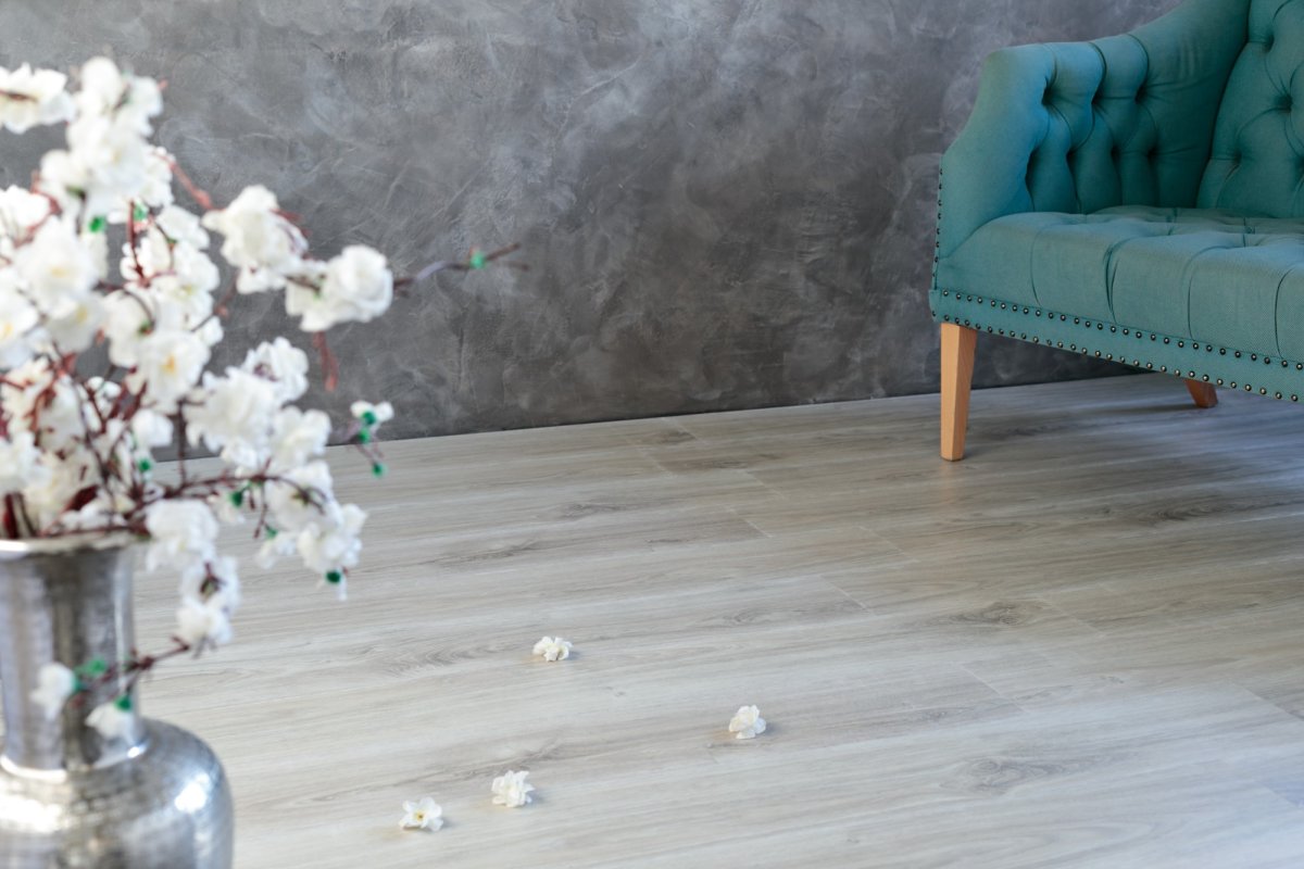 Кварц виниловый ламинат на полу